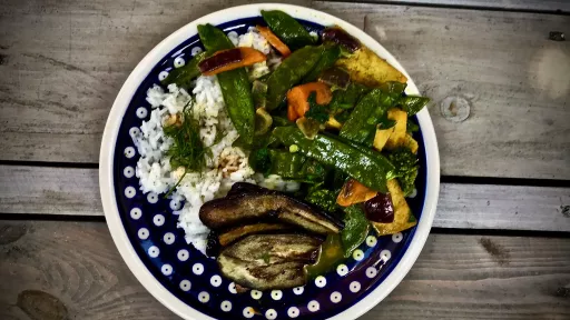 Fasolka cukrowa z tofu w sosie curry vegestyl