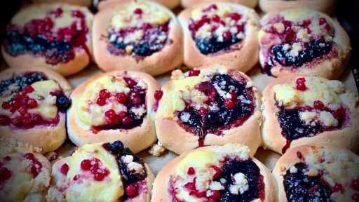 Drożdżówki z budyniem i porzeczkami vegestyl