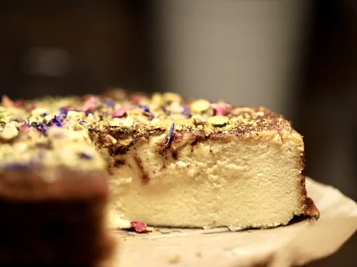 Wegański tofurnik z pistacjami i płatkami róży